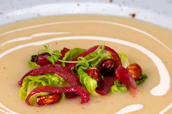 gourmetsuppe-mit-gemuese-topping Feine Cremesuppe mit Gemüse-Topping und Sahnespiegel