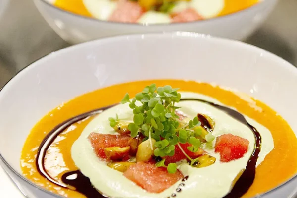 paprikasuppe-mit-creme-topping Paprikasuppe mit Sahnehaube, Kräutern und Melonenwürfeln