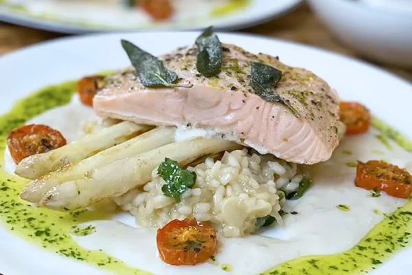 lachsfilet-mit-spargel-risotto Lachsfilet auf Spargel und Risotto mit Ofentomaten
