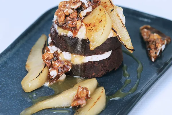 schokoladenkuchen-mit-birnen Feines Dessert mit Schokokuchen, Birnen und Nusskaramell