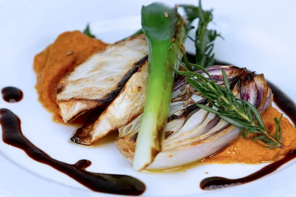 vegetarisches-gourmetgericht Vegetarisches Gourmetgericht mit Sellerie, Zwiebel und Sauce