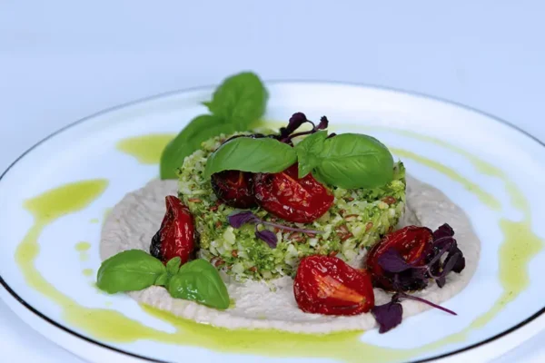 brokkoli-salat-hummus-tomate Veganer Brokkoli-Salat mit Kirschtomaten, frischen Kräutern und cremigem Hummus