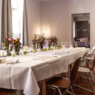 gedeckter-tisch-eventlocation Eventlocation mit festlich dekoriertem Tisch und Gläsern