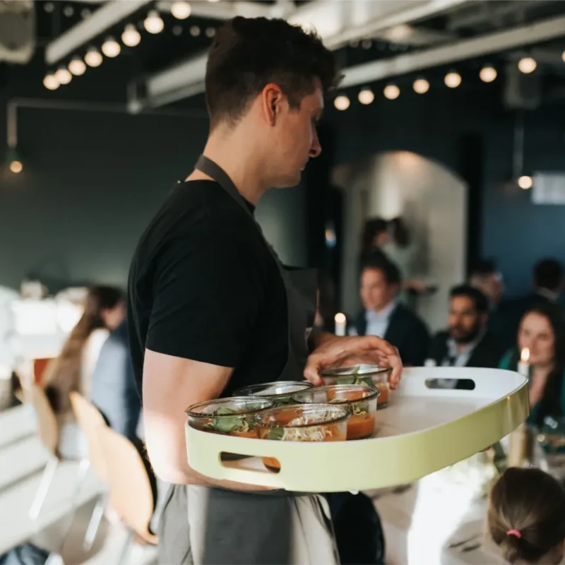 Servicekraft serviert Vorspeisen bei einem KETAO Event Dinner mit Gästen