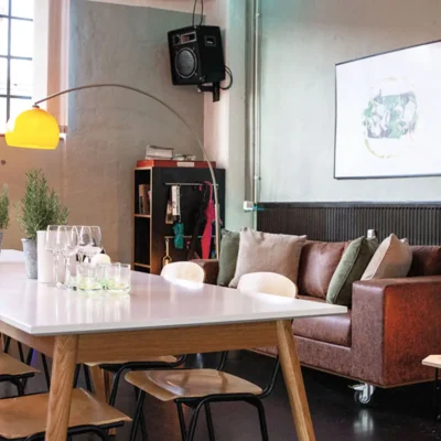 lounge-braunes-sofa Loungebereich mit Esstisch, Sofaecke und stilvoller Einrichtung