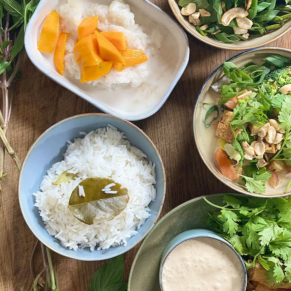 asiatisches-curry-mit-jasminreis Asiatische Reisschale mit Curry, Koriander und süßem Mango-Dessert