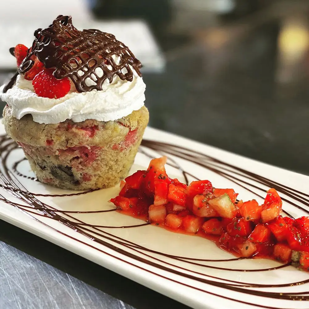 cupcake-erdbeer-schokolade Cupcake mit Sahne, Schokoladendekor und frischen Erdbeeren“