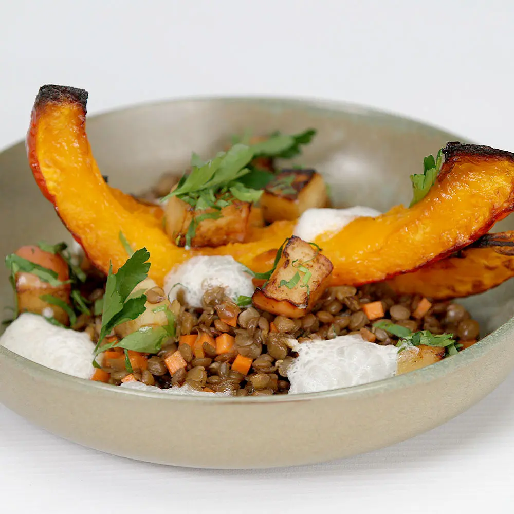 veganes-kuerbis-linsen-rezept Vegane Linsen-Bowl mit geröstetem Kürbis und frischen Kräutern