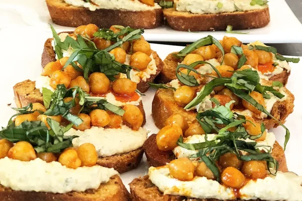 bruschetta-hummus-kichererbsen Knusprige Bruschetta mit Hummus, Kichererbsen und frischem Basilikum