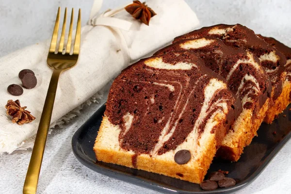 marmorkuchen-mit-schokolade Saftiger Marmorkuchen in Scheiben mit Schokolade und Anis dekoriert