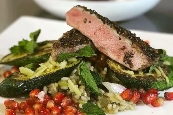 entenbrust-mit-zucchini-und-granatapfel Rosa gebratene Entenbrust auf Zucchini-Gemüse mit Granatapfel und Minze