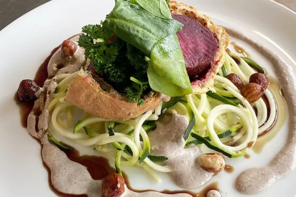 rote-bete-im-teigmantel-mit-nusssauce Fein angerichtetes vegetarisches Gericht mit Rote Bete und Haselnüssen