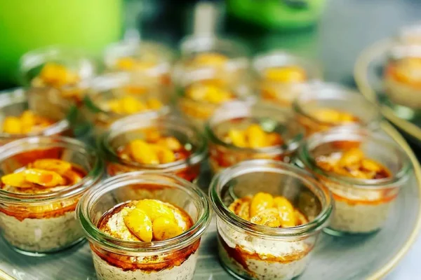 mousse-dessert-im-glas-fruchtig Kleine Dessert-Gläser mit Mousse und karamellisierten Früchten