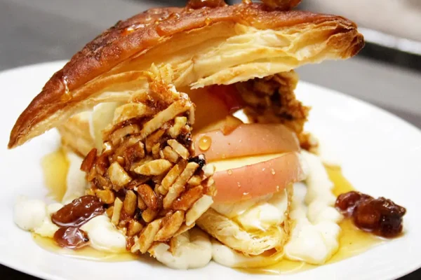 blaetterteig-dessert-mit-apfel-mandeln Dessert mit Blätterteig, karamellisierten Mandeln und Apfelspalten