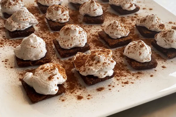 mini-dessert-mit-kakao-und-sahne Mini-Desserts mit Schokoladenboden und cremigem Topping