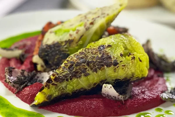 gegrillter-salat-rote-bete-pueree Gegrillter Salat auf Rote-Bete-Püree mit grüner Kräutersauce