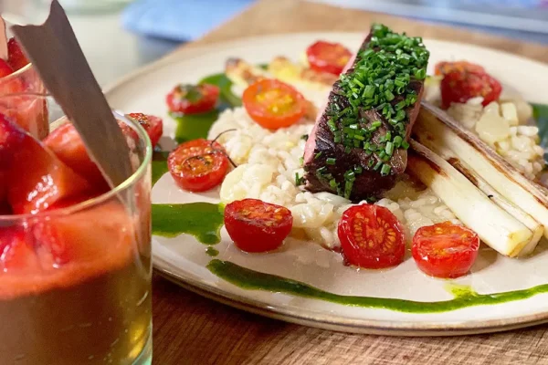 fein-dekorierter-teller-mit-risotto-und-fleisch Fein dekorierter Teller mit Fleisch, Risotto, Cherrytomaten und Dessertbegleitung