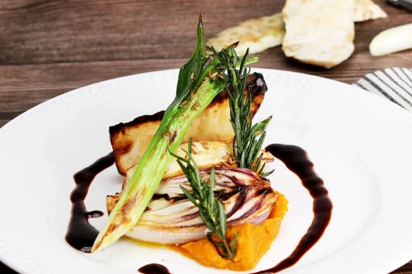 vegetarisches-fine-dining-mit-gemuese Vegetarisches Fine-Dining Gericht mit gegrilltem Gemüse und Kräutern auf weißem Teller