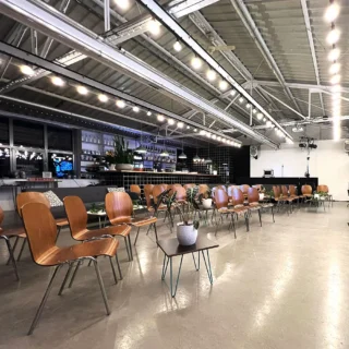 eventlocation-stuhlreihen-bar Eventlocation mit gemütlicher Bestuhlung und stilvoller Beleuchtung