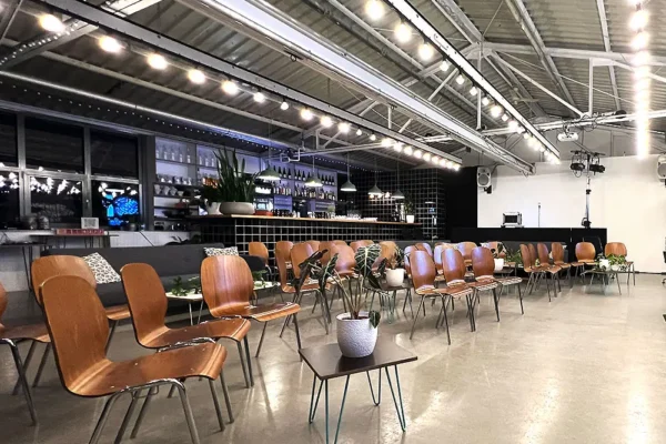 Eventlocation mit gemütlicher Bestuhlung und stilvoller Beleuchtung