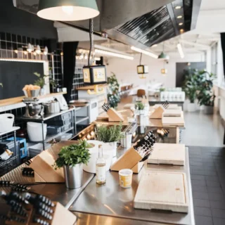 showcooking-kueche-kräuter Moderne Showküche mit Kochinseln, Kräutern und professioneller Ausstattung