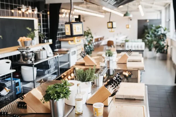 Moderne Showküche mit Kochinseln, Kräutern und professioneller Ausstattung