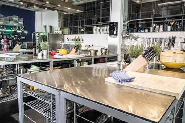 Moderne Profiküche mit Edelstahl-Arbeitsflächen und Kochutensilien