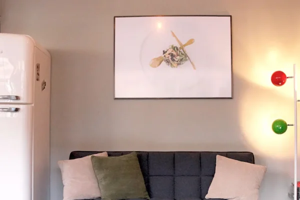 Gemütliche Sitzecke mit Retro-Kühlschrank und grauem Sofa