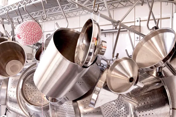 Edelstahl-Küchenutensilien und Siebe in einer Profiküche