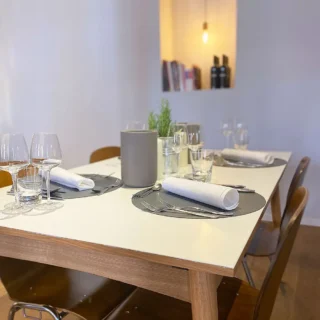 tischdeko-modern-event Modern gedeckter Tisch mit weißen Servietten und Gläsern