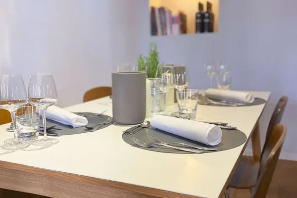 Modern gedeckter Tisch mit weißen Servietten und Gläsern